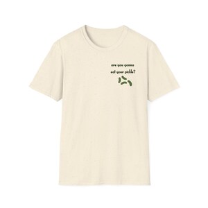 Peut inclure: T-shirt cr&egrave;me avec l'inscription "are you gonna eat your pickle ?" en vert fonc&eacute;, accompagn&eacute;e d'un petit dessin de tranches de cornichons vertes. Le t-shirt a un col rond et des manches courtes.
