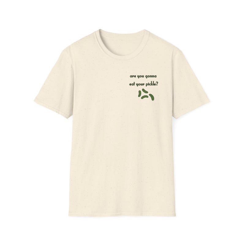 Peut inclure: T-shirt cr&egrave;me avec l'inscription "are you gonna eat your pickle ?" en vert fonc&eacute;, accompagn&eacute;e d'un petit dessin de tranches de cornichons vertes. Le t-shirt a un col rond et des manches courtes.