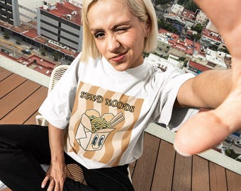 Camiseta con dibujo de una caja de comida para llevar de Send Noods / Camiseta gráfica de fideos ramen