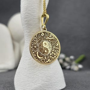 Gold-Plated Yin Yang Necklace – Spiritual Sun Moon Floral Pendant – Boho Balance Jewelry – Unisex Nature Charm Gift