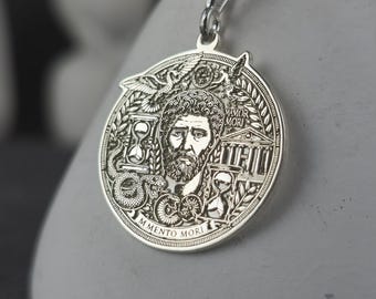 Collar con medallón Memento Mori / Colgante estoico de Marco Aurelio / Plata 925 u oro de 14 quilates / Regalo de filosofía romana