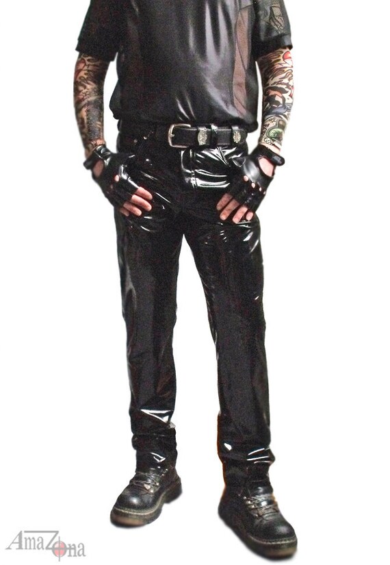 Herren Jeans Stil Hose mit fliegenden Reißverschluss vorne, hintere Patch Taschen und Gürtel schlaufen von Suzi Fox in Stretch Vinyl PVC Herren Jeans Stil Hose mit fliegenden Reißverschluss vorne, hintere Patch Taschen und Gürtel schlaufen von Suzi Fox in Stretch Vinyl PVC