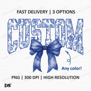 Op de afbeelding: Een digitale afbeelding met het woord "CUSTOM" in blauwe bloemenprint, een blauwe strik en de tekst "Any color!". Extra tekst omvat "FAST DELIVERY | 3 OPTIONS", "PNG | 300 DPI | HIGH RESOLUTION" en een logo.