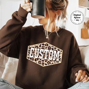 Toppa leopardata personalizzata png, stampa ghepardo varsity png, mascotte scolastica png, leopardo preppy football cheerleader png, Mama Gigi png, autunno png