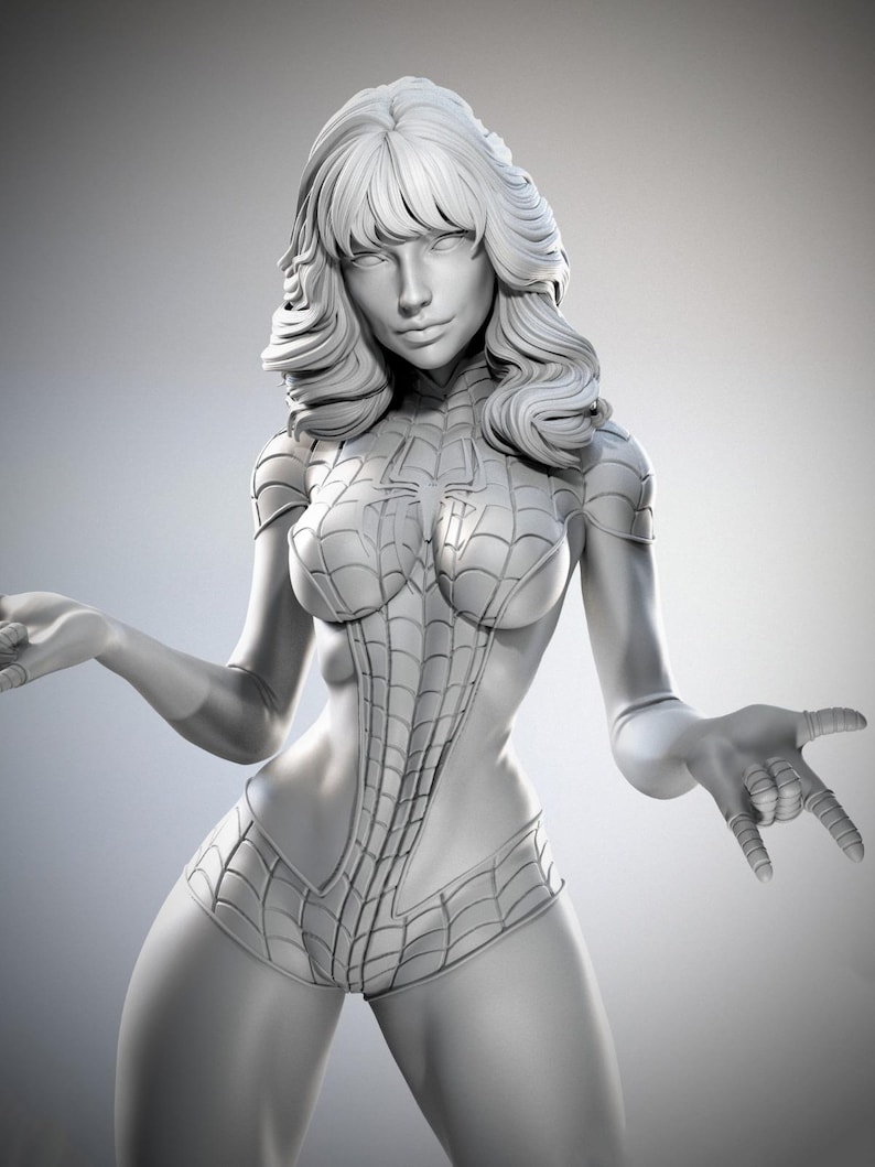 Puede incluir: Escultura en escala de grises de una mujer con un body con dise&ntilde;o de telara&ntilde;a. La figura tiene el pelo largo y ondulado y posa con una mano en un gesto de lanzar telara&ntilde;as. La escultura es detallada y parece ser una superhero&iacute;na.