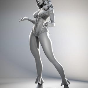 Puede incluir: Figura gris de una superhero&iacute;na con un body ajustado con detalles de telara&ntilde;a. La figura tiene el pelo largo y ondulado y posa con un brazo extendido. La figura se encuentra sobre una base circular con un dise&ntilde;o texturizado.