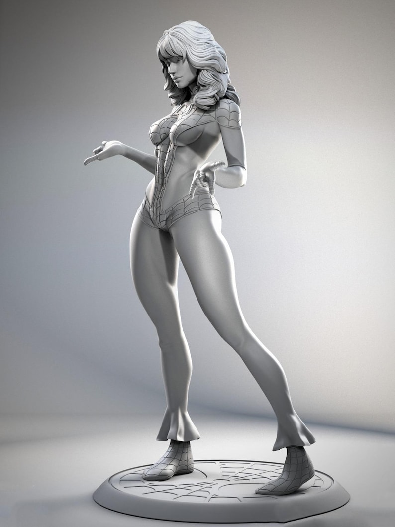 Puede incluir: Figura gris de una superhero&iacute;na con un body ajustado con detalles de telara&ntilde;a. La figura tiene el pelo largo y ondulado y posa con un brazo extendido. La figura se encuentra sobre una base circular con un dise&ntilde;o texturizado.