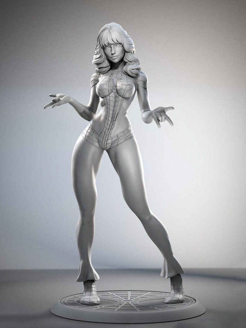 Puede incluir: Figura gris de una superhero&iacute;na con un traje ajustado con detalles de telara&ntilde;a. La figura tiene el pelo largo y ondulado y posa con los brazos extendidos. La figura se encuentra sobre una base circular con un dise&ntilde;o en forma de estrella.
