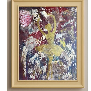 Könnte beinhalten: Abstraktes Gemälde einer goldenen Ballerina vor einem strukturierten Hintergrund aus Rot, Weiß, Blau und Gelb. Eine rosa Rose befindet sich in der oberen linken Ecke. Das Kunstwerk ist in einem hellbeige Holzrahmen gerahmt.