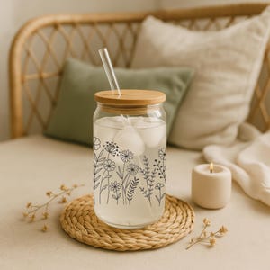 Clear Glass Sipper Cup with Bamboo Lid & Straw – Simplistic Floral Design Iced Coffee Cup, Minimalist Reusable Tumbler, Aesthetic Drinkware