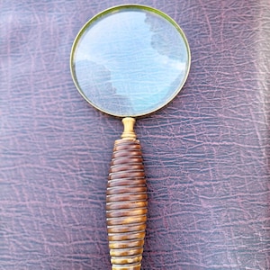 Vintage Brass Magnifying Glass: Wooden Handle, Reading & Hobbies