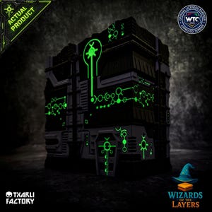 Può includere: Un edificio scuro e futuristico con motivi di circuiti verdi luminosi. La struttura ha una superficie strutturata ed è etichettata come "Actual Product". L'immagine include il testo "Wizards of the Layers" e "Txarli Factory".