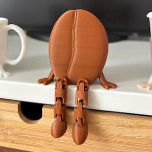 Può includere: Un cartello in legno rustico con la scritta "Welcome to our home" in lettere bianche. Il cartello presenta una finitura invecchiata e un design semplice e invitante, perfetto per un portico o un ingresso.