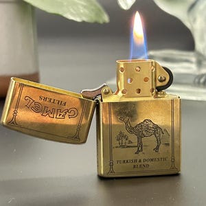 Accendino vintage dorato, metallo inciso, ricaricabile