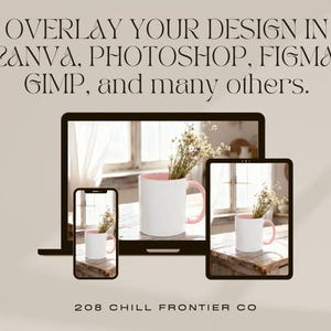 Puede incluir: Una maqueta digital que muestra una taza blanca con interior y asa rosas, llena de flores secas, que se muestra en una computadora port&aacute;til, una tableta y un tel&eacute;fono inteligente. El texto dice "OVERLAY YOUR DESIGN IN CANVA, PHOTOSHOP, FIGMA, GIMP, and many others."