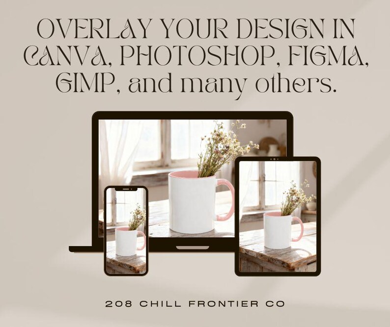 Puede incluir: Una maqueta digital que muestra una taza blanca con interior y asa rosas, llena de flores secas, que se muestra en una computadora port&aacute;til, una tableta y un tel&eacute;fono inteligente. El texto dice "OVERLAY YOUR DESIGN IN CANVA, PHOTOSHOP, FIGMA, GIMP, and many others."