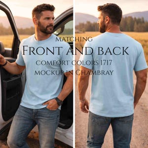 Op de afbeelding: Lichtblauw t-shirt met de tekst "MATCHING FRONT AND BACK COMFORT COLORS 1717 MOCKUP IN CHAMBRAY". Het shirt wordt van voren en van achteren getoond.