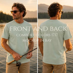 Può includere: T-shirt verde chiaro con la scritta "FRONT AND BACK" e "COMFORT COLORS 1717 MOCKUP IN BAY". L'immagine mostra il davanti e il retro della maglietta. La persona indossa occhiali da sole e tiene una canna da pesca.