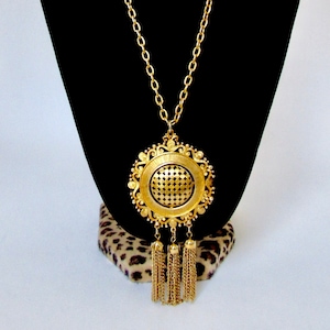 60s LISNER MEDALLION LARGE Gold Tone Openwork Lattice Long Chain Pendant Necklace