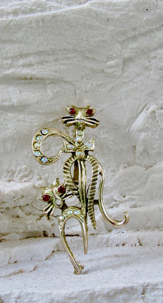 MOD 1960s Two CATS Pin Gold Tone Red Eyes AB Rhin… - image 4