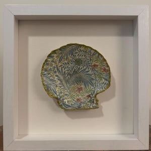 Art de boîte d&#39;ombre de coquillage de William Morris Design – Art de coquillage peint à la main, cadeau de maison de plage, décoration de maison de plage