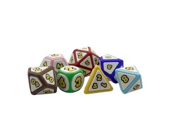 Puede incluir: Un conjunto de dados poliédricos coloridos de varias formas, incluyendo un cubo, un triángulo y un dado de múltiples caras. Cada dado presenta una combinación diferente de colores y números, sobre un fondo blanco.