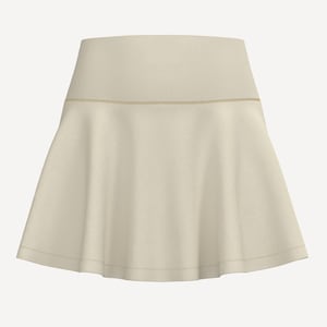 Op de afbeelding: Een crèmekleurige uitlopende rok met een brede tailleband en een subtiel naaddetail. De rok heeft een glad, vloeiend ontwerp, geschikt voor diverse outfits. De stof lijkt zacht en valt soepel.