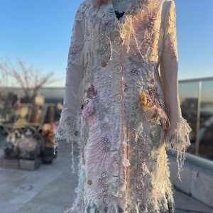 Altered couture fluwelen jas verfraaide kunst om te dragen jas in maat M/L draagbare kunst jas couture jas geborduurde kralen met kralen uniek uniek in zijn soort