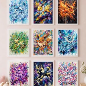 Puede incluir: Un conjunto de nueve láminas enmarcadas con ilustraciones estilo acuarela de Eevee y sus evoluciones. Cada impresión muestra un personaje rodeado de salpicaduras de pintura vibrantes y colores dinámicos. Una lámina incluye el texto EEVEE.