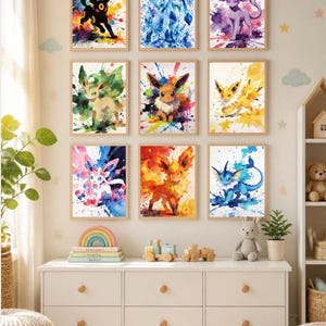 Puede incluir: Un conjunto de nueve láminas rectangulares para pared con ilustraciones al estilo acuarela de varias criaturas ficticias. Cada impresión está enmarcada en madera clara y muestra un personaje único con colores vibrantes y salpicados.