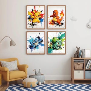 Peut inclure: Un ensemble de quatre affiches murales rectangulaires dans des cadres en bois, chacune présentant une illustration style aquarelle d'une créature différente. Les affiches montrent Pikachu en jaune, Salamèche en orange, Carapuce en bleu et Bulbizarre en vert.