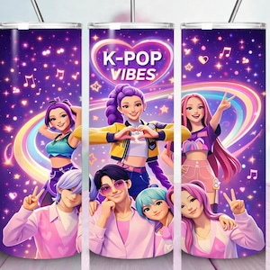 以下が含まれることがあります： K-POPをテーマにした紫色のタンブラーで、ハート型のデザインの中に「K-POP VIBES」の文字が描かれています。デザインには、漫画のキャラクター、音符、星と虹のあるカラフルな背景が含まれています。