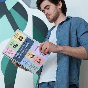 Puede incluir: Una persona sostiene un cuaderno con espiral titulado "EMS & Paramedic Study Notes Bundle". El cuaderno presenta secciones coloridas sobre farmacología, emergencias médicas, vías respiratorias, ventilación, trauma, etc. La portada es azul y blanca.