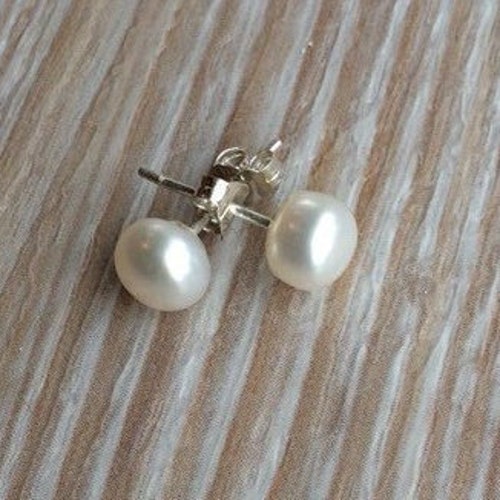 Ivory Pearl Stud Earrings - Small Freshwater Pearls, Classical Earrings, Elegant Earrings, Timeless jewellery, Real Pearl earrings, bridal