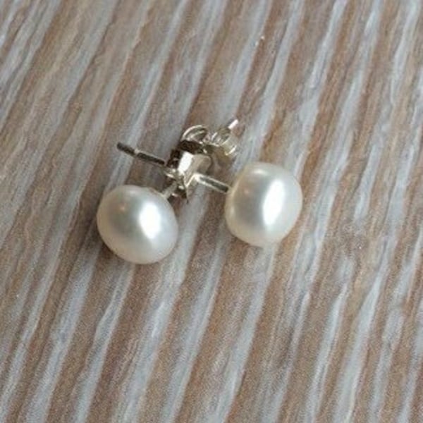 Ivory Pearl Stud Oorbellen - Kleine zoetwaterparels, klassieke oorbellen, elegante oorbellen, tijdloze sieraden, echte pareloorbellen, bruids
