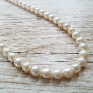 Ivory, white pearls round shape, lovely lustre. with a silver lobster clasp closure.