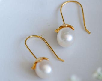 Orecchini pendenti con perle - Orecchini pendenti con perle a forma di fiore, orecchini pendenti con perle a forma di pavone, orecchini con perle in oro vermeil, orecchini con perle naturali