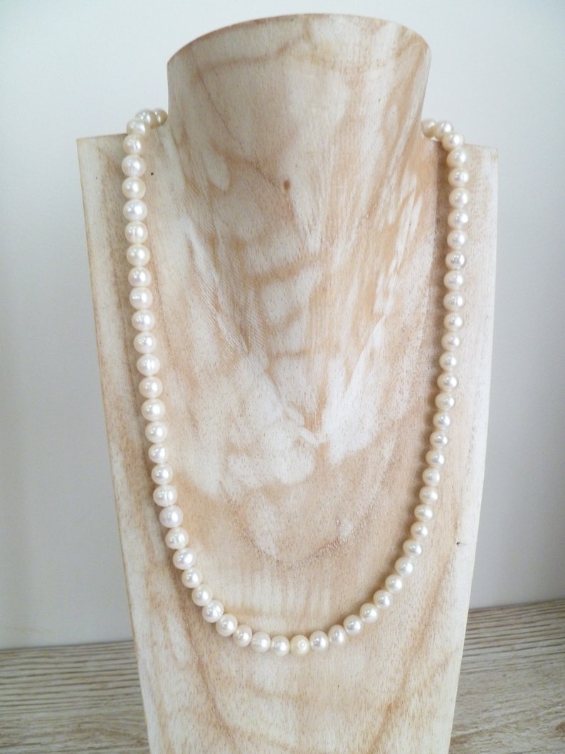 Ivory, white pearls round shape, lovely lustre. with a silver lobster clasp closure.