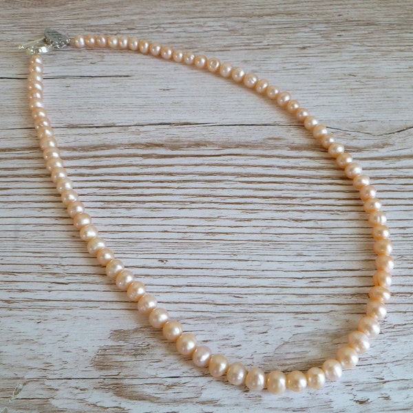 Collier de perles rose pêche - Collier de mariée, Collier intemporel, Perles d'eau douce, Bijoux sans nickel, Bijoux britanniques