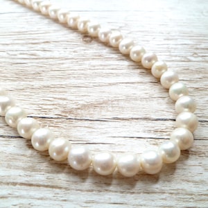 Ivory, white pearls round shape, lovely lustre. with a silver lobster clasp closure.