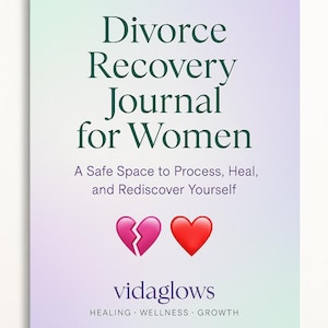 Puede incluir: Un diario titulado "Divorce Recovery Journal for Women" con un fondo degradado suave. La portada incluye el texto "A Safe Space to Process, Heal, and Rediscover Yourself" y el nombre de la marca "vidaglows". Presenta un corazón roto y un corazón entero.