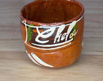 Vintage mexikanische Keramik Becher aus rotem Ton.Tlaquepaque oder Talavera Volkskunst.