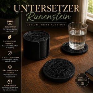 Könnte beinhalten: Schwarzes Untersetzer-Set mit nordischem Design, mit einem Stapel Untersetzer und einem einzelnen Untersetzer mit einem Glas Wasser. Die Untersetzer bestehen aus nachhaltigem Material und werden mit einem praktischen Ständer geliefert. Der Text auf dem Bild lautet "Runenstein".