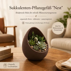 Könnte beinhalten: Ein dunkelbraunes, eiförmiges Pflanzgefäß mit schräger Öffnung, gefüllt mit verschiedenen grünen Sukkulenten und kleinen Kieselsteinen. Der Text auf dem Bild lautet Sukkulenten-Pflanzgefäß Nest, Skulpturale Ruhe für stilvolle Pflanzenarrangements, organische Form, dekorativ, naturinspiriert, Präzise gefertigt im hochwertigen 3D-Druck, Ideal für Woknzimmer & Fensterbank sowie Originelle Geschenkidee.