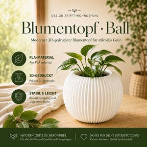 Könnte beinhalten: Ein weißer, gerippter, kugelförmiger Pflanztopf mit einer grünen Pflanze im Inneren. Der Pflanztopf steht auf einer Holzoberfläche. Der Text auf dem Bild lautet "Blumentopf Ball" und "Moderner 3D-gedruckter Pflanztopf für stilvolles Grün."