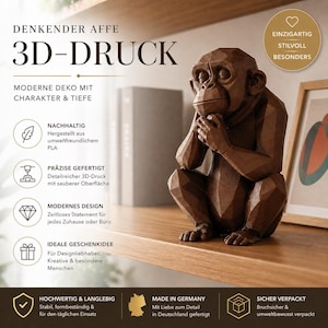 Könnte beinhalten: Eine braune 3D-gedruckte Skulptur eines nachdenklichen Schimpansen. Die Figur sitzt auf einem Holzregal. Der Text auf dem Bild enthält "3D-DRUCK" und "MADE IN GERMANY".