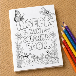 Puede incluir: Un mini libro para colorear blanco con el título "INSECTS MINI COLORING BOOK" e ilustraciones de insectos, flores y hojas. Lápices de colores en rojo, naranja, amarillo, azul y morado están colocados a la derecha del libro. El libro está sobre una superficie de madera.