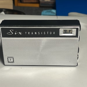 Vintage 1960s Six Transistor AM Portable Radio – Made in Japan – Tested Works w/ Case