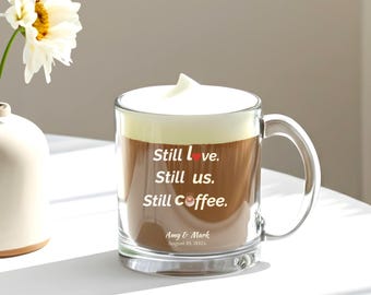 Personalisierte Glaskaffeetasse - Still Love, Still Us, Paar Geschenk