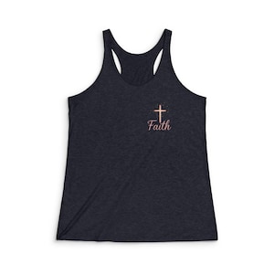 Könnte beinhalten: Dunkelmarineblaues Racerback-Tanktop mit einem rosa Kreuz und dem Wort "Faith" auf der Vorderseite. Das Tanktop hat einen Rundhalsausschnitt und ein ärmelloses Design.